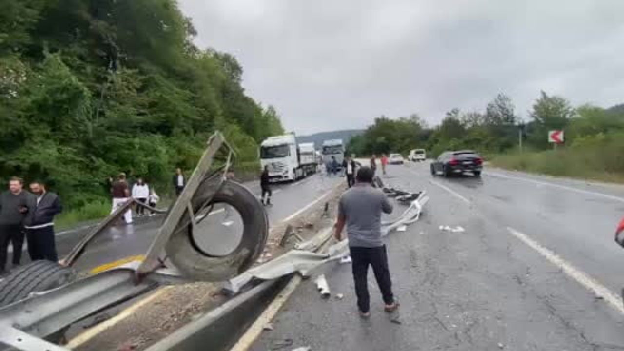 Şifalısu mevkisinde makaslayan tır trafiği kilitledi