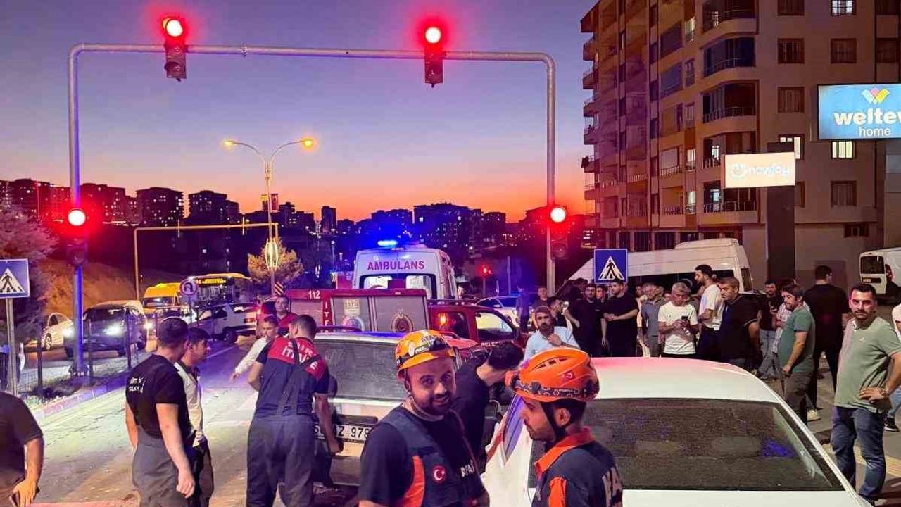 Siirt-Kurtalan yolunda akşam saatlerinde zincirleme çarpışma: iki kişi yaralandı