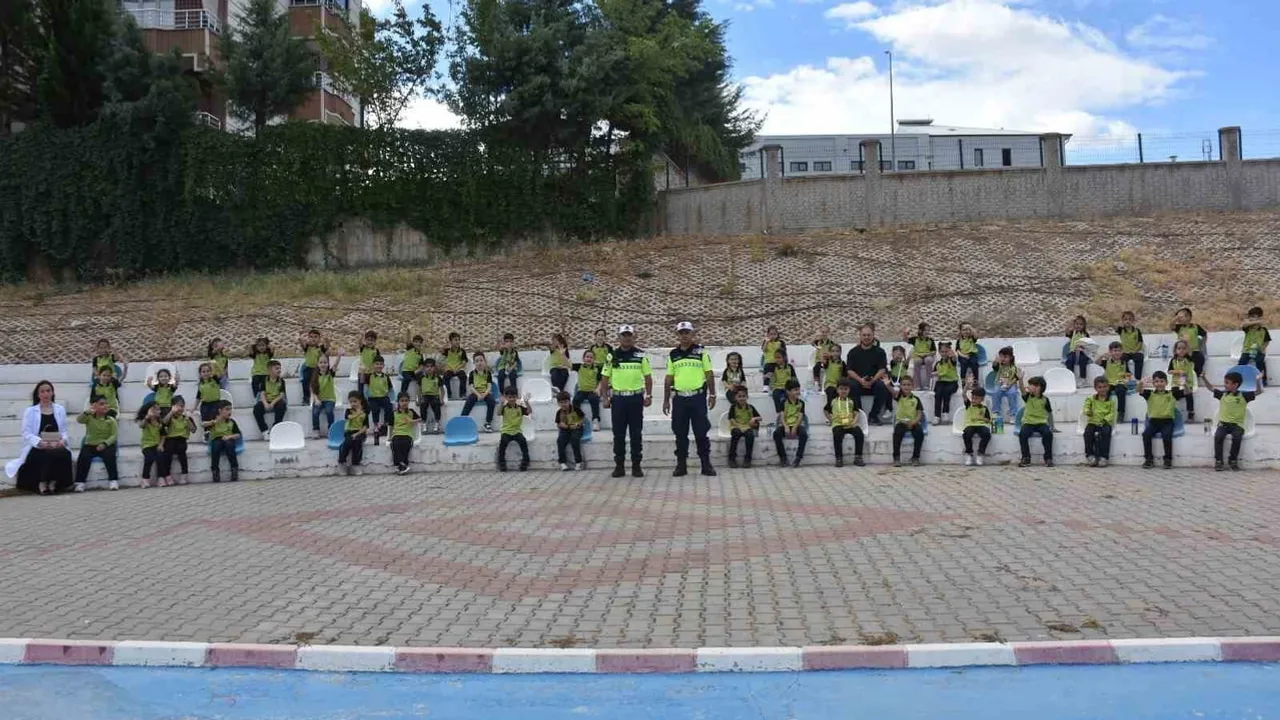 Siirt'te çocuklar trafikte güvenli adımlar atıyor