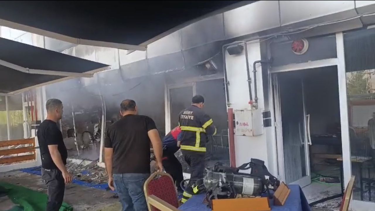 Siirt'te kampüs yakınında çıkan yangın kafeyi kullanılmaz hale getirdi