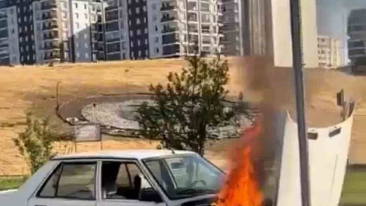 Siirt'te kavşakta alevlenen otomobil belediye otobüs şoförünün müdahalesiyle söndürüldü