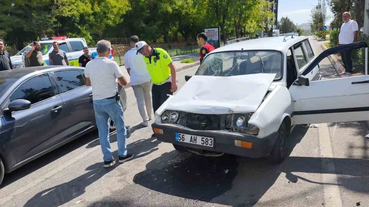 Siirt'te kavşakta çarpışma: otomobildeki iki kişi yaralandı
