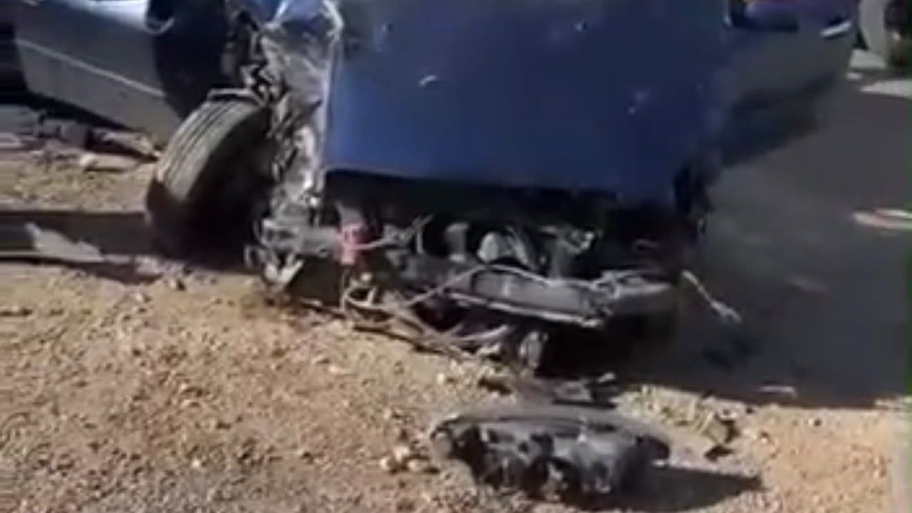 Siirt'te Sevgi Evleri yakınında otobüs ve otomobil çarpıştı, sürücü yaralandı