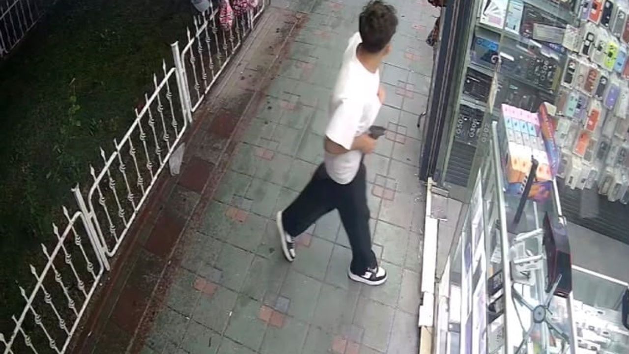 Silah sesleri arasında dükkanına sığınan 15 yaşındaki genç raftan çekilip darp edildi