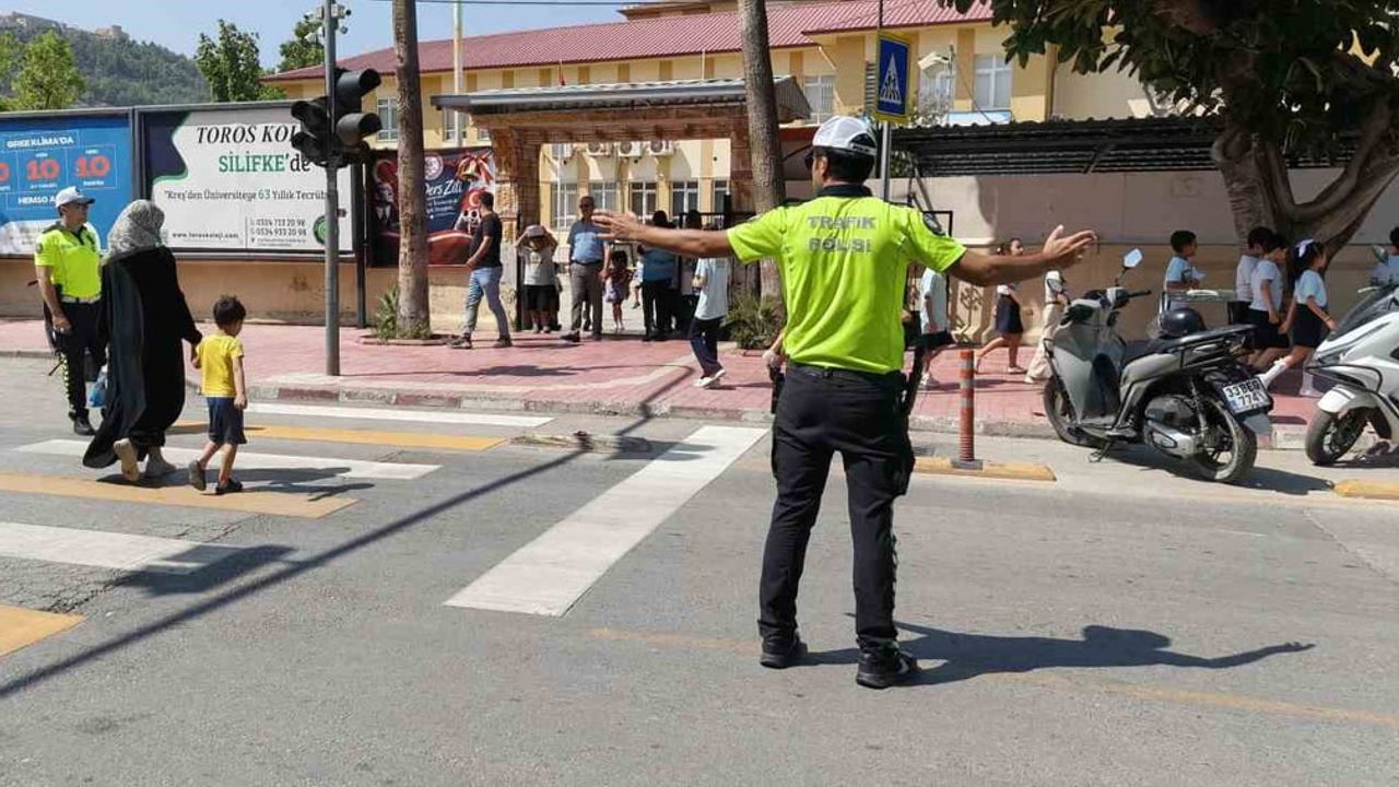 Silifke'de okul önlerinde trafik denetimleri yoğunlaştırıldı