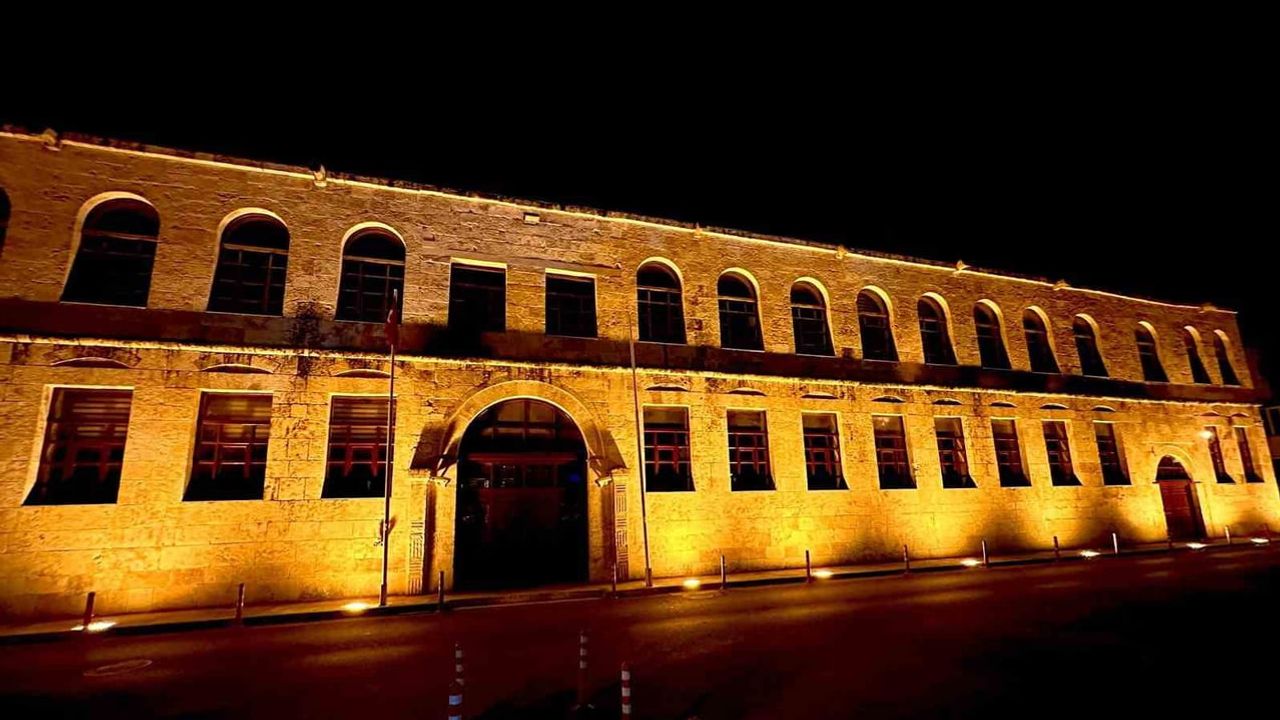 Silifke'nin hükümet konağı gece ışıklarıyla kente yeni bir kimlik kazandırdı