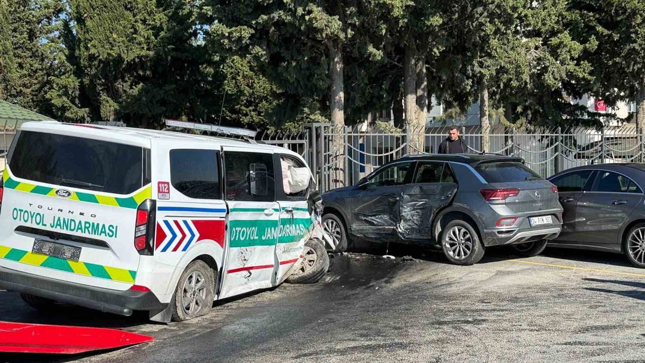 Silivri'de jandarma aracı ile sivil araç çarpıştı: 4 yaralı