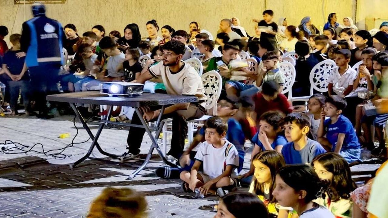 Silopi'de Cudi Mahallesi'nde açık hava sineması çocuklara neşe getirdi