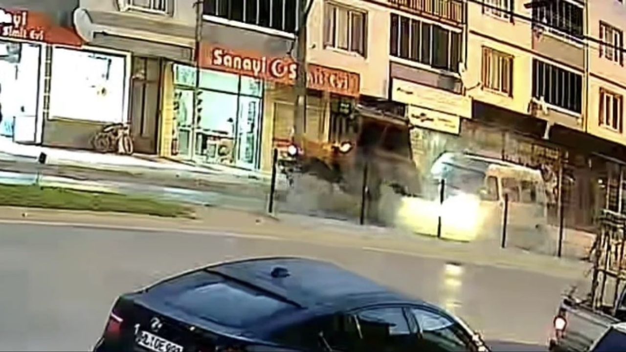 Simit almak için duran traktöre arkadan çarpma: Bursa'da 10 kişi yaralandı