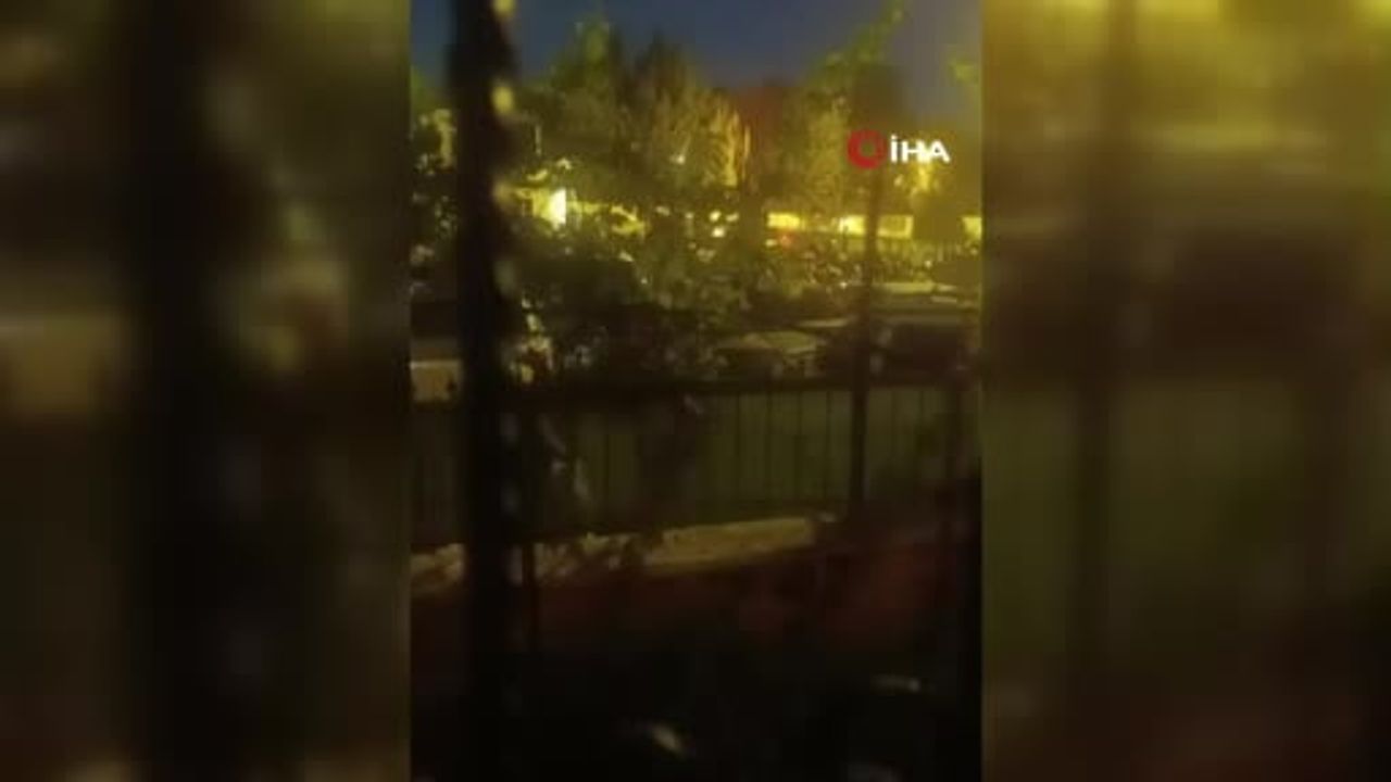 Sincan'da gece yarısı yediemin otoparkında araçların üzerinde yürüyen kişi kamerada