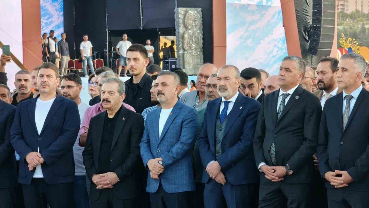Sincan'da kültür köprüsü: Türk dünyası festivali müzik, dans ve gelenekleri yaşatıyor