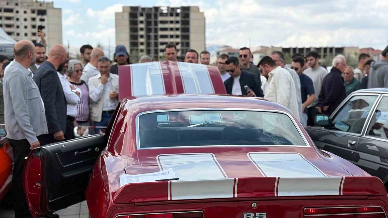 Sincan Park'ta nostalji rüzgarı: klasik otomobiller bir araya geldi