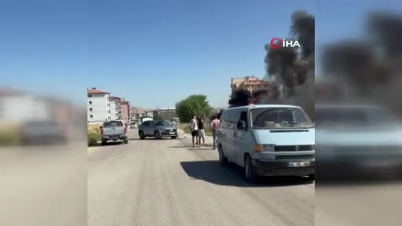 Sincan Yenikent'te çarpışma sonrası araç yangını otluk araziyi tehdit etti