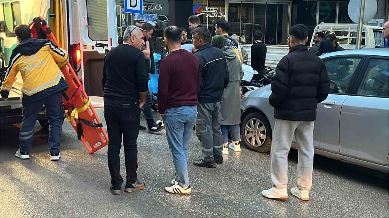 Sinop Camikebir'de kavşakta çarpışma: motokurye hafif yaralandı