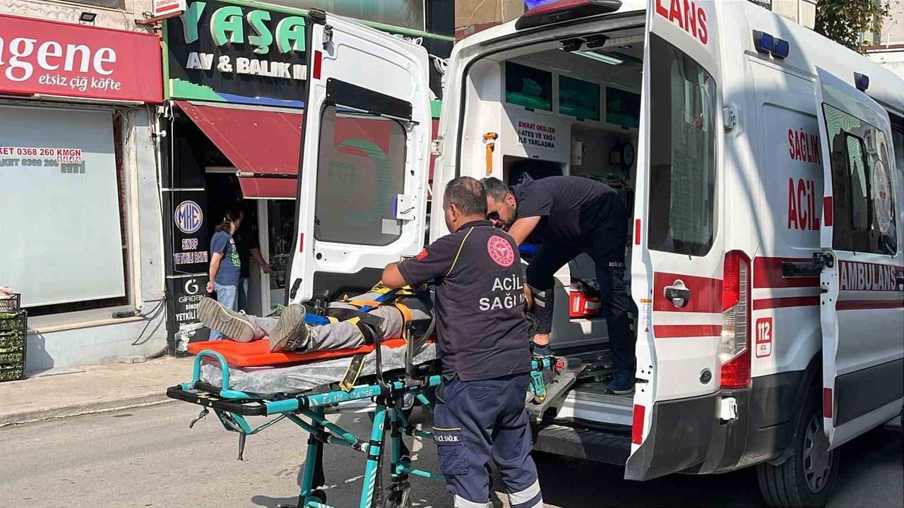 Sinop'ta fenalaşan sara hastası genç cadde kenarındaki otomobile çarptı
