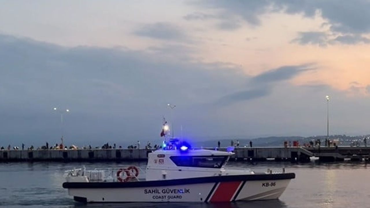 Sinop'ta kıyı devriyesi: Sahil Güvenlik gezi teknelerini uzaktan denetledi