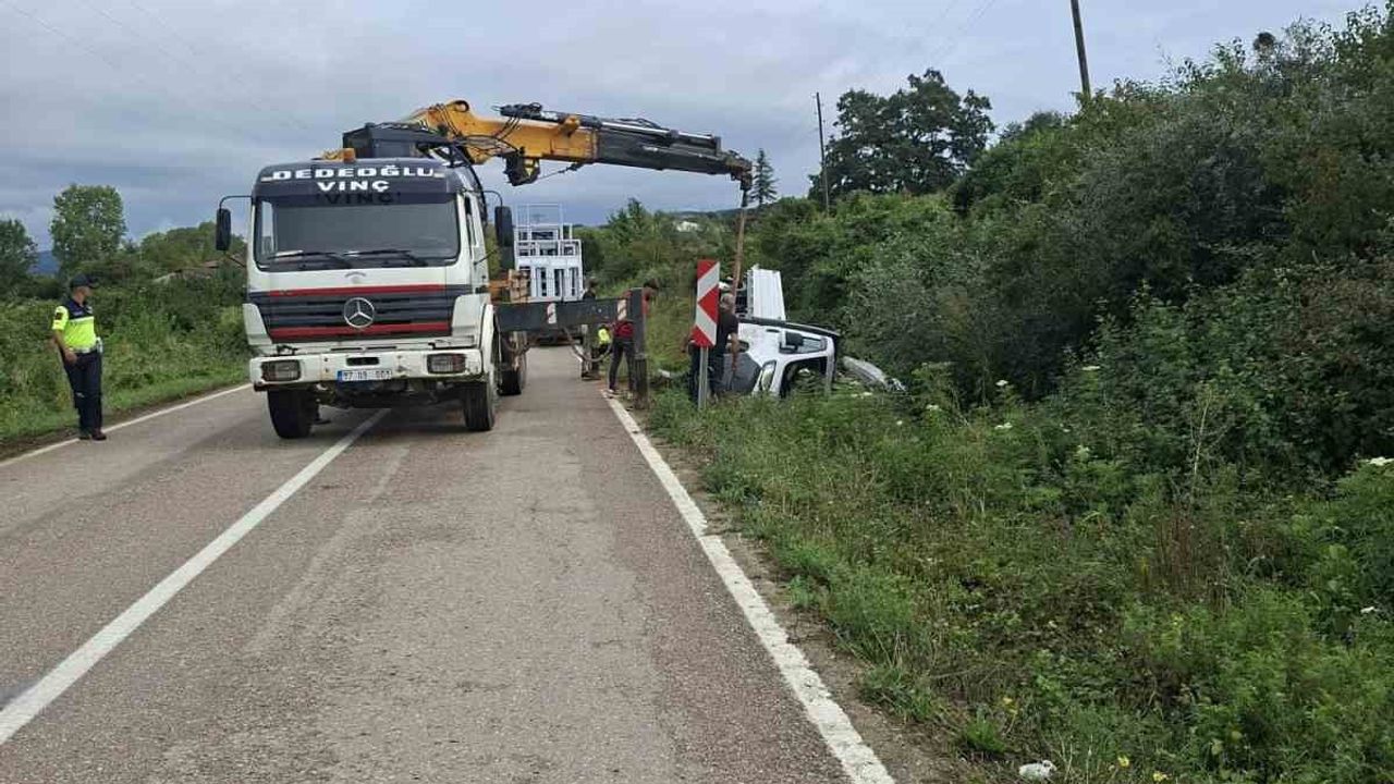 Sinop'ta kontrolünü kaybeden kamyonet devrildi, camlar yola saçıldı