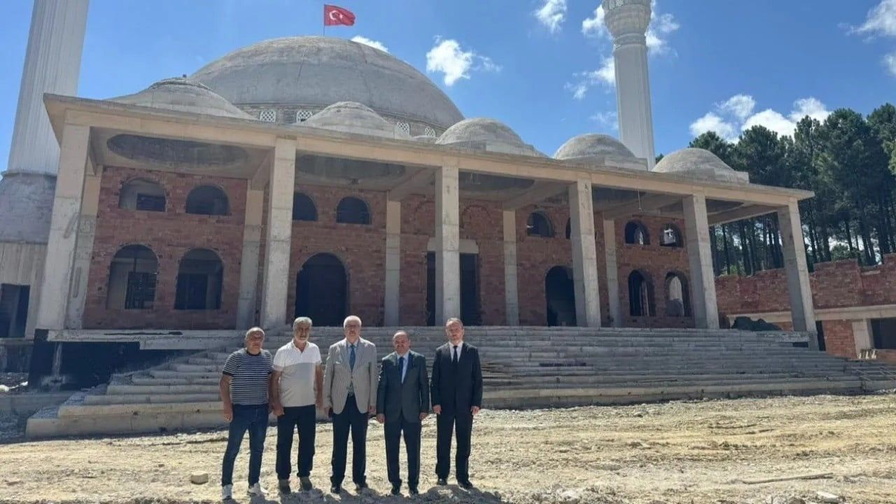 Sinop Üniversitesi yerleşkesinde cami inşaatında son aşamalar incelendi