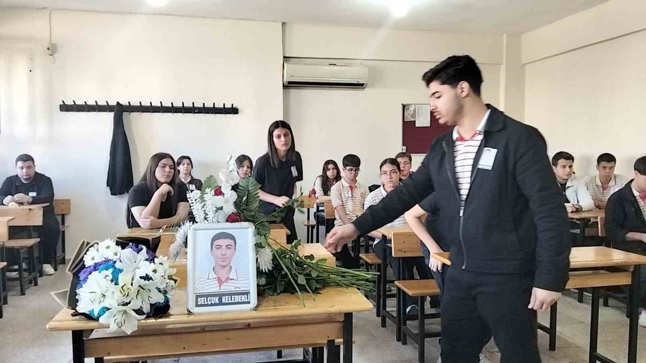 sıra boş kaldı: arkadaşları Selçuk için çiçek ve fotoğraf bıraktı