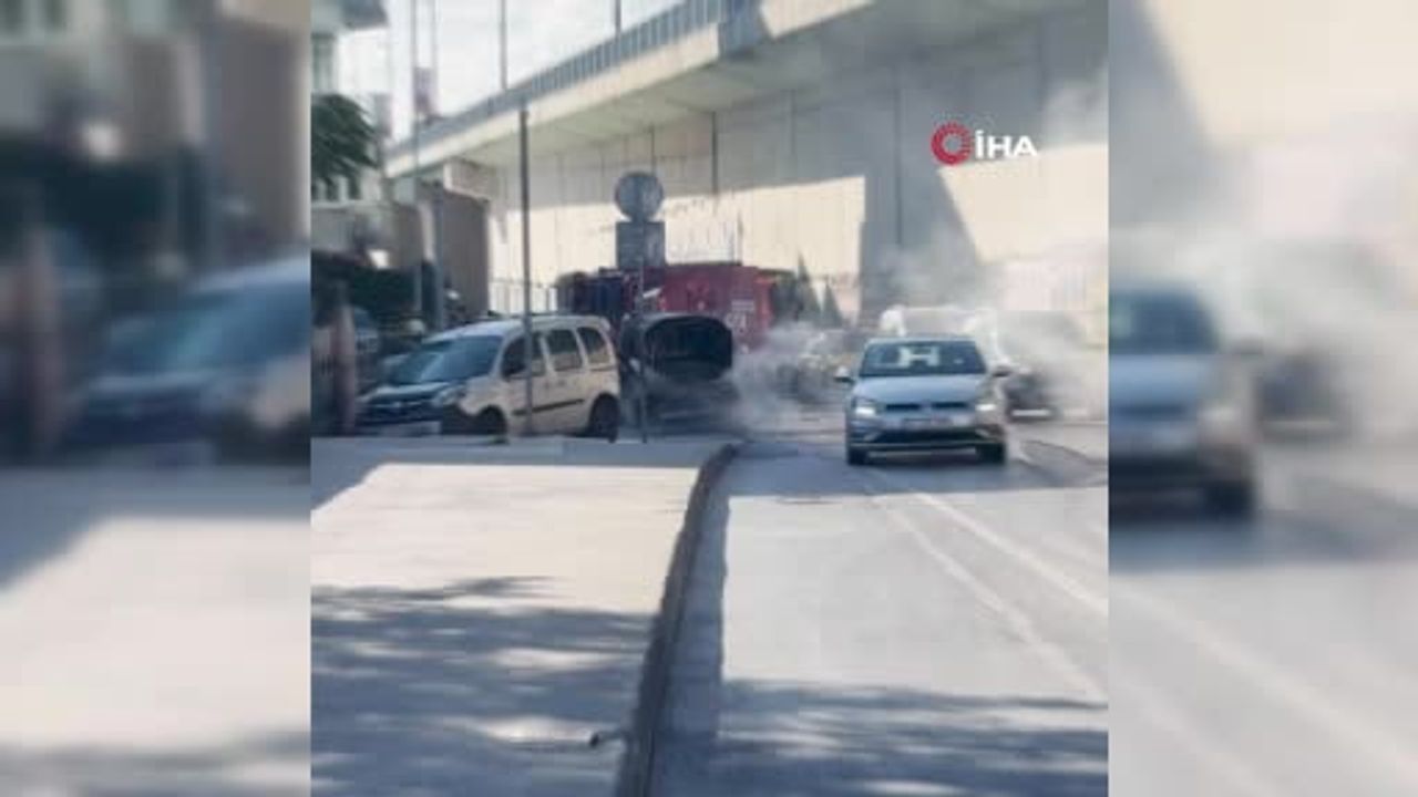 Şişli'de seyir halindeki otomobil alev alarak kullanılamaz hale geldi
