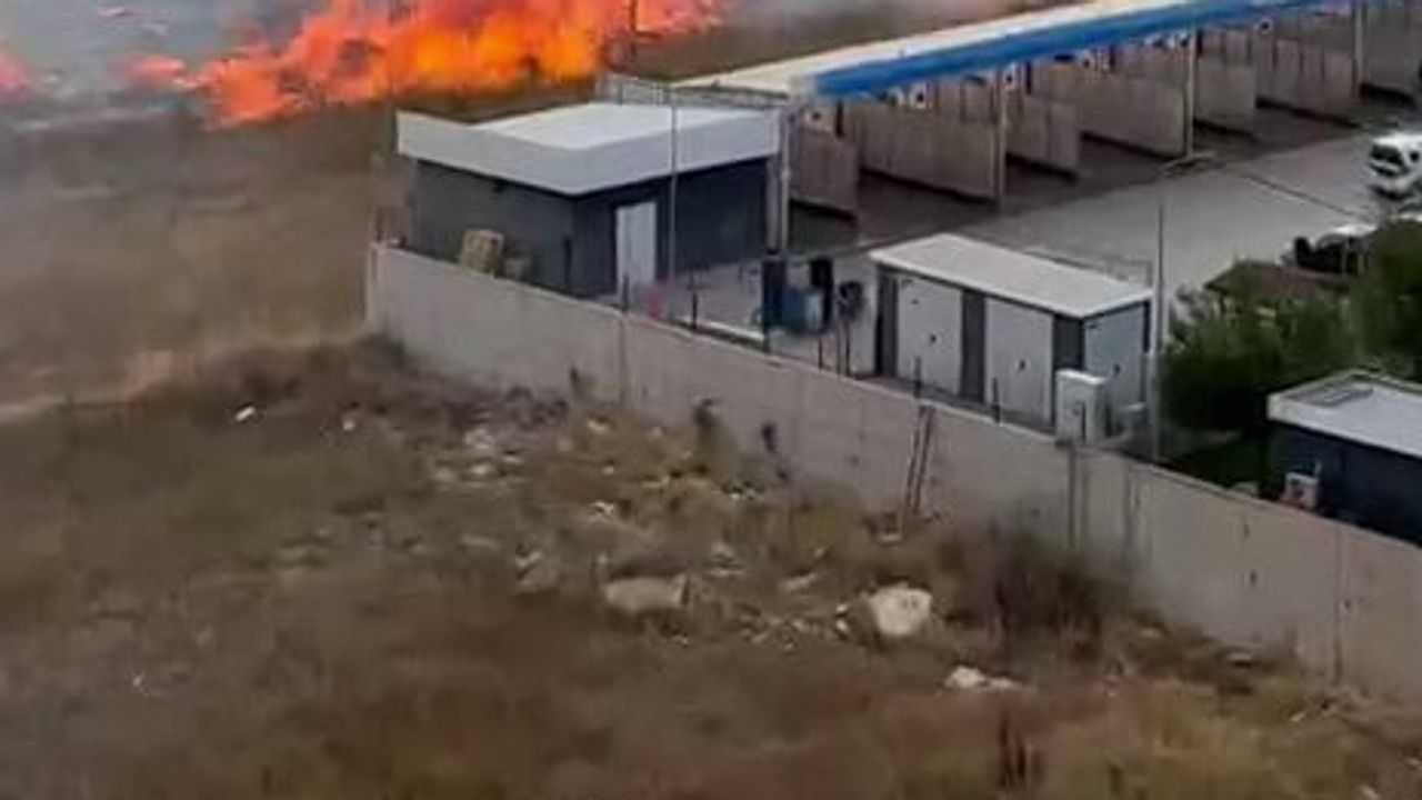 Sivas'ta akaryakıt istasyonuna tehdit oluşturan otluk yangını hızla kontrol altına alındı