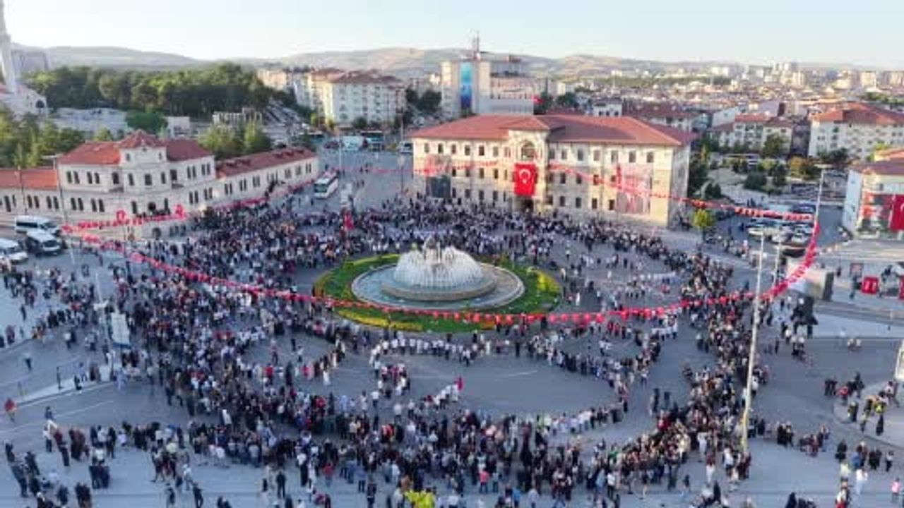 Sivas'ta bin 58 kişi kol kola girip 107. yıl coşkusunu halayla kutladı