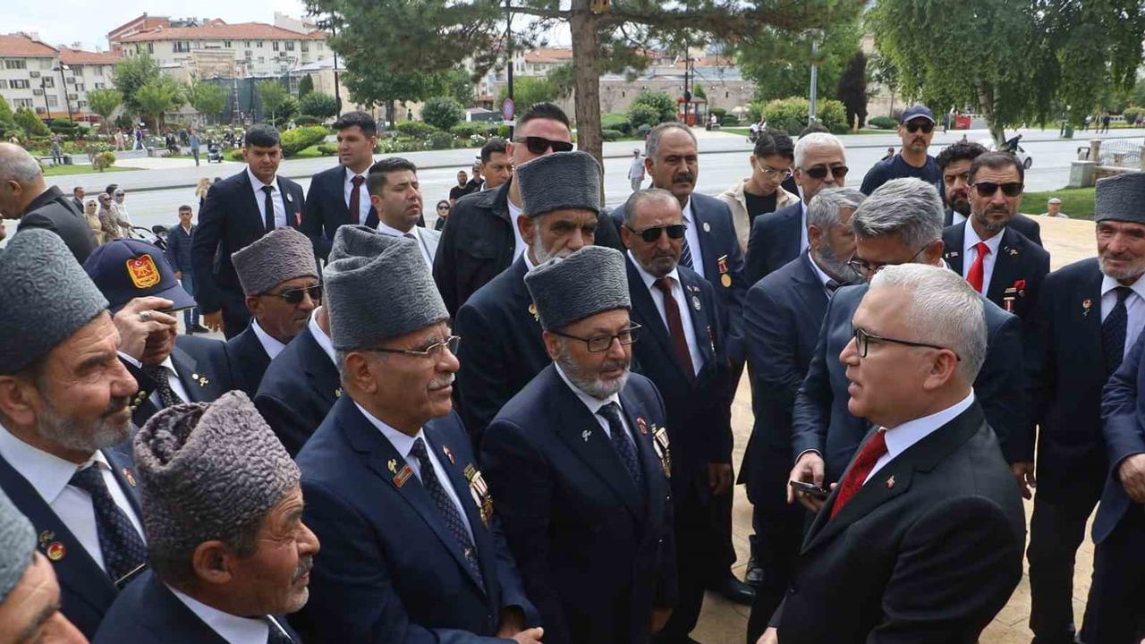 Sivas'ta gaziler günü anıt önünde saygı ve buluşma