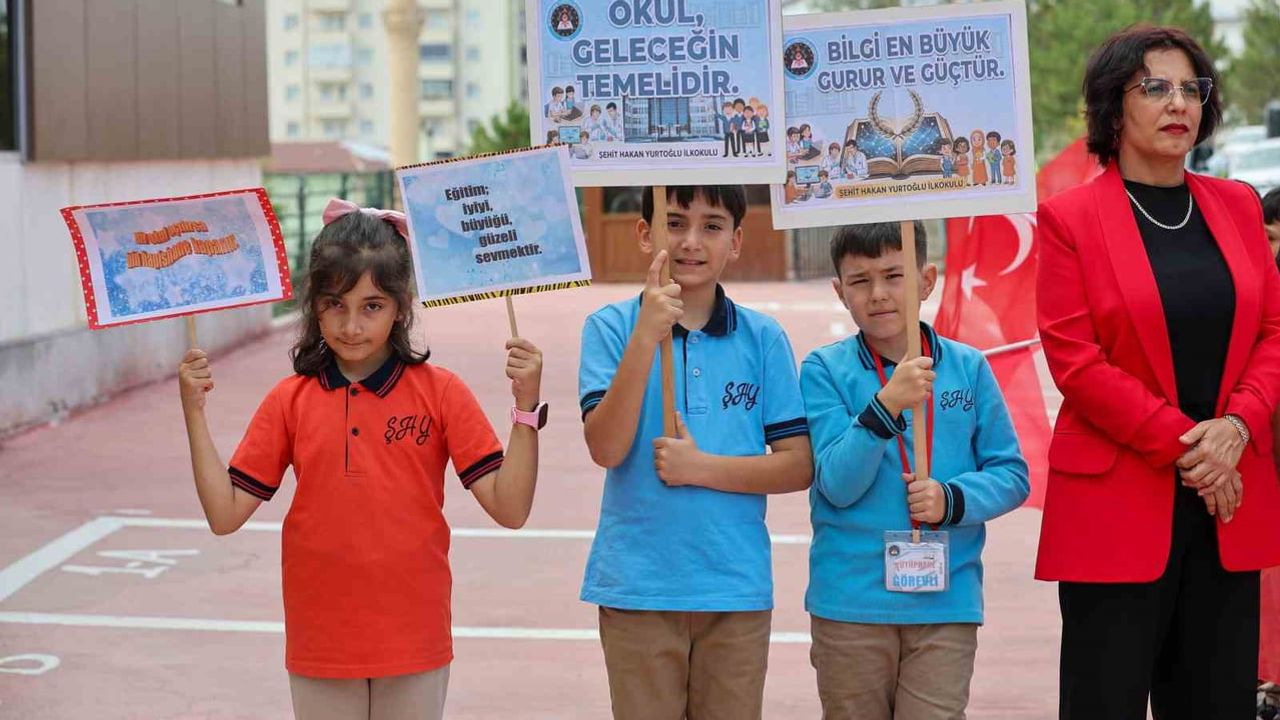 Sivas'ta ilköğretim haftası coşkuyla başladı, valinin hedefi eğitimde kalite