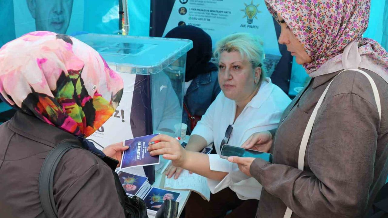 Sivas’ta kent meydanına kurulan 'Sivas’a Dair Bir Fikir' standı vatandaşlardan görüş topluyor