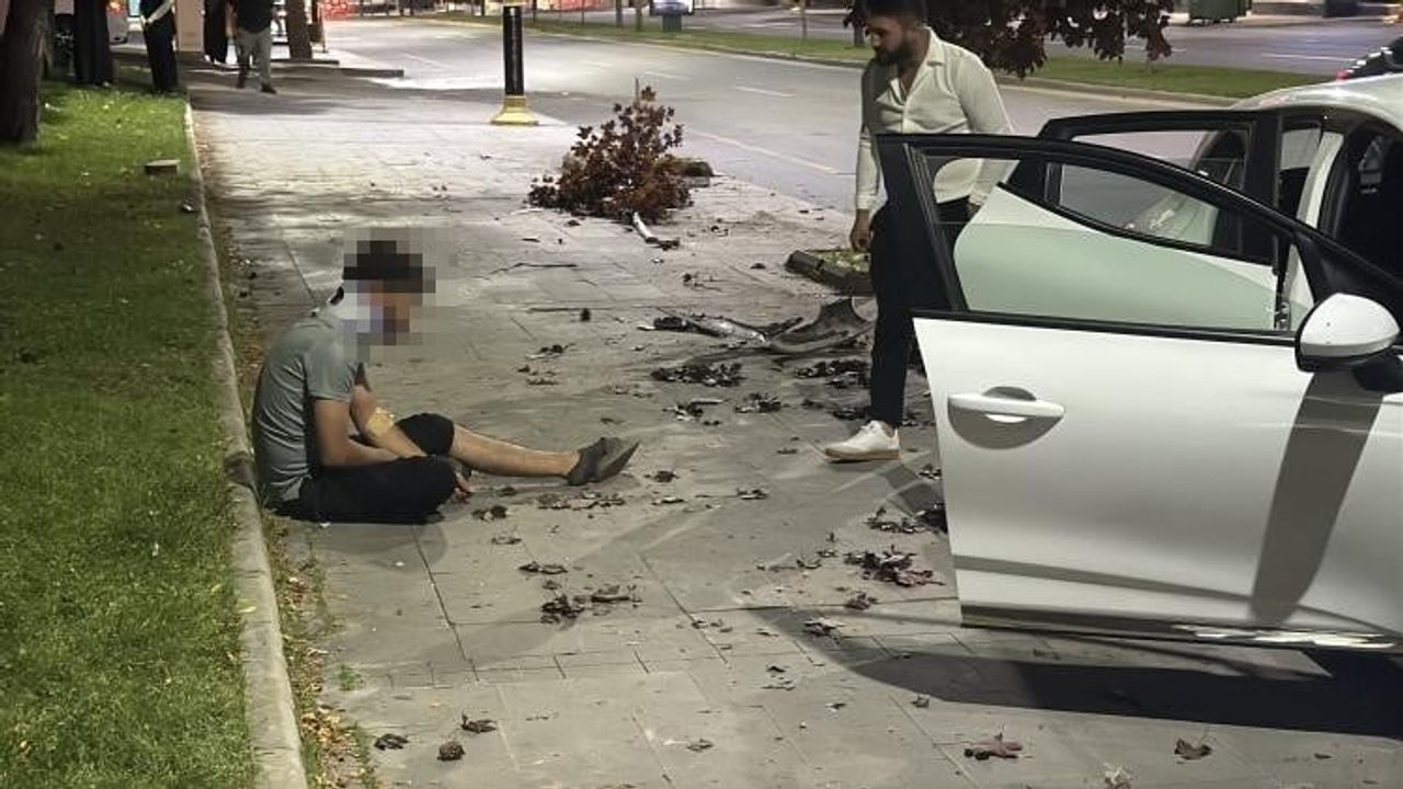Sivas'ta kontrolden çıkan otomobil direğe saplandı, biri olay yerinden kaçtı