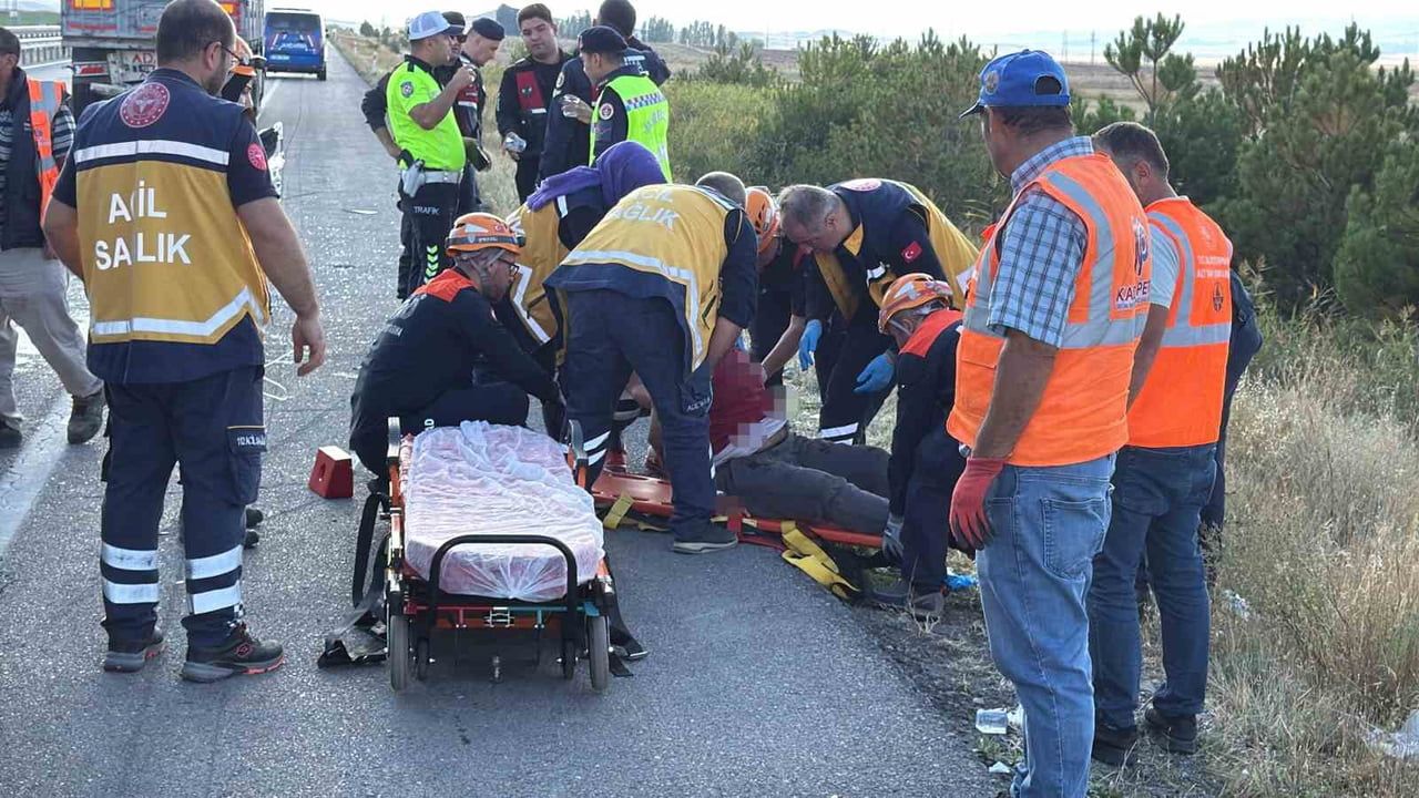 Sivas'ta otomobil tıra arkadan çarptı: 6 yaralı
