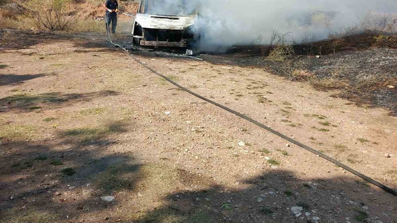 Sivas'ta park halindeki minibüste çıkan alevler boş tarlayı sardı