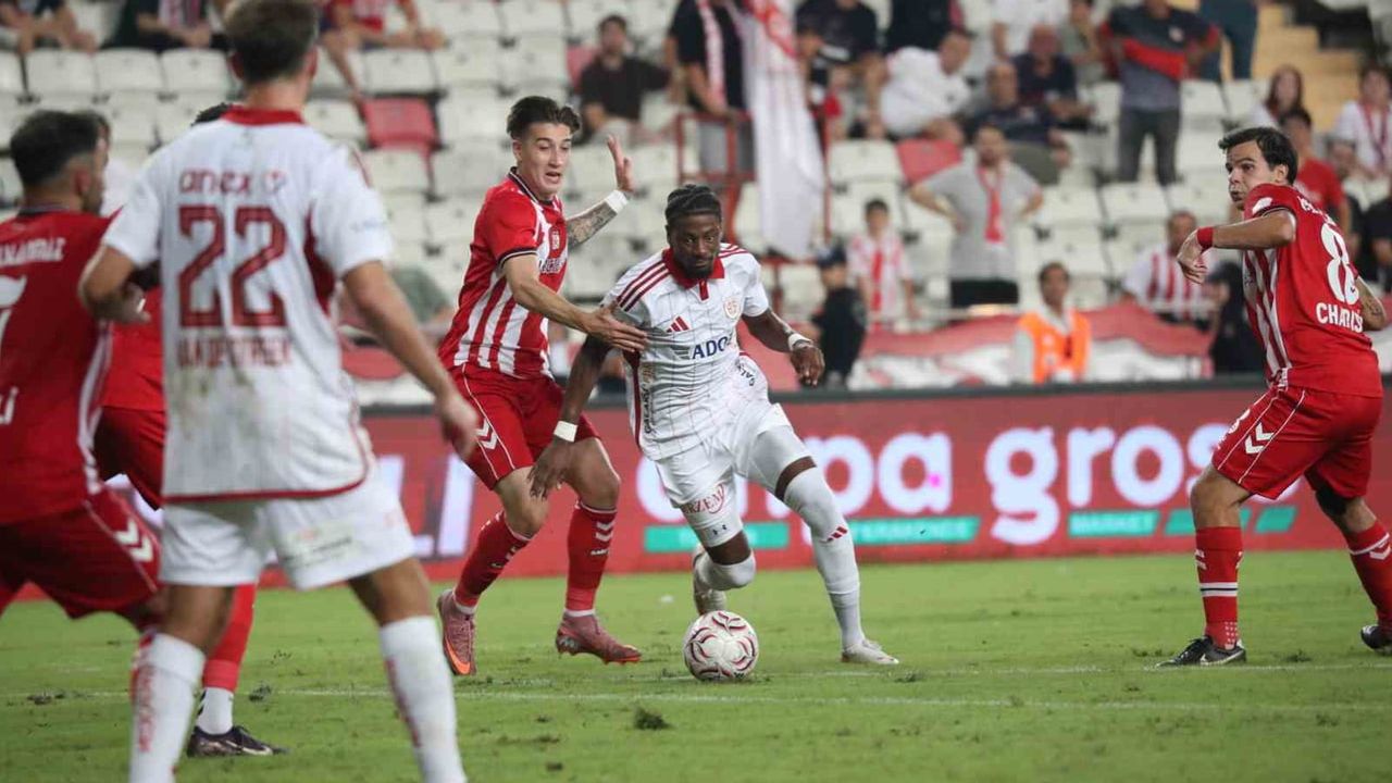 Sivasspor, Antalya'da gollerle 2-1 galip geldi