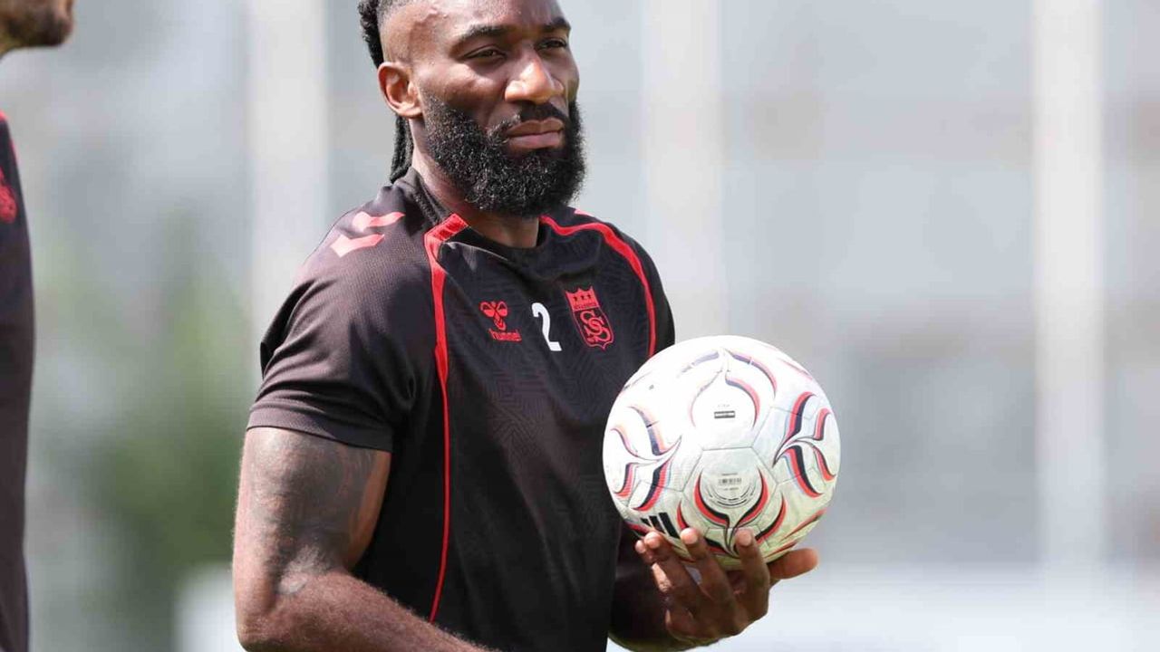 Sivasspor kadrosu yara aldı: Appindangoye 6-8 hafta sahalardan uzak