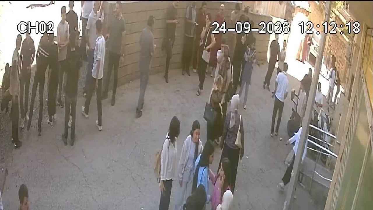 Siverek'te güvenlik kameraları deprem anındaki telaşı görüntüledi