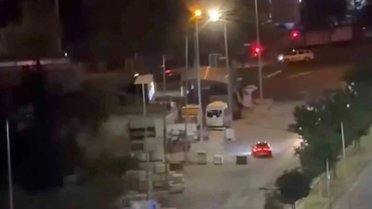 Siverek'te polisin dur ihtarına uymayan araçla gece kovalamacası