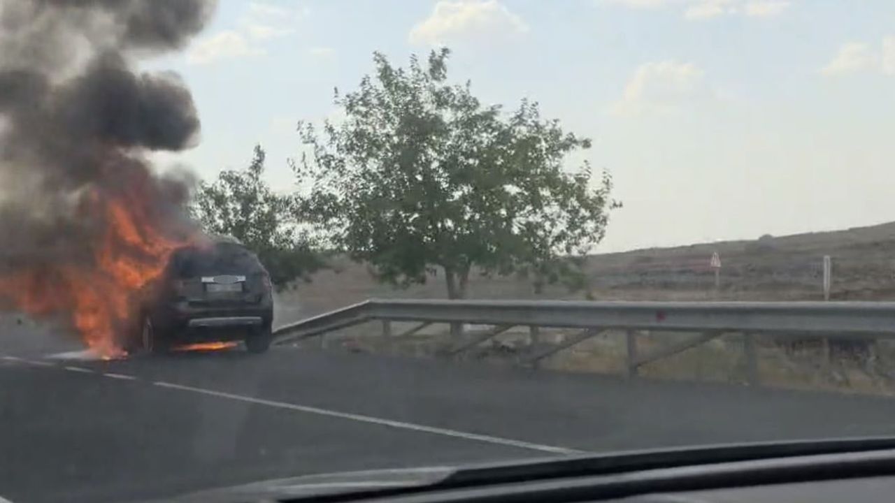 Siverek’te seyir halindeki otomobil motor bölümünden alev alarak kullanılamaz hale geldi