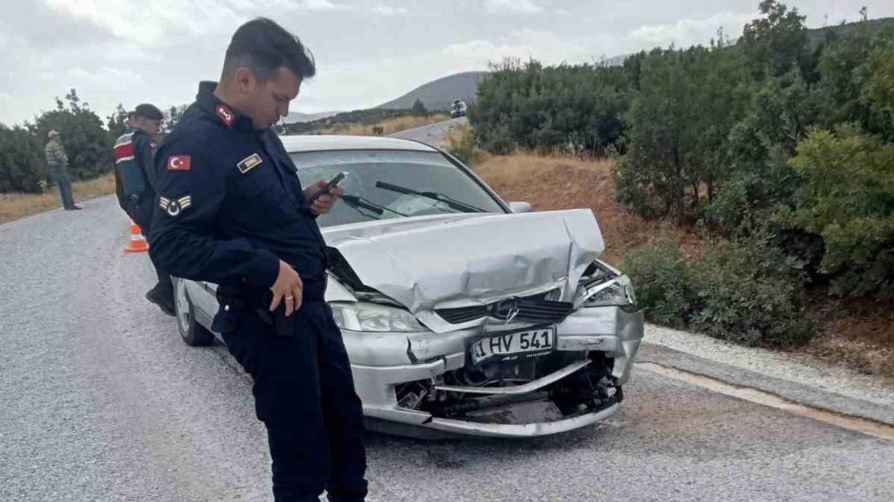 Sivrihisar'da Dazlakgıran mevkiindeki çarpışma iki kişiyi hastanelik etti
