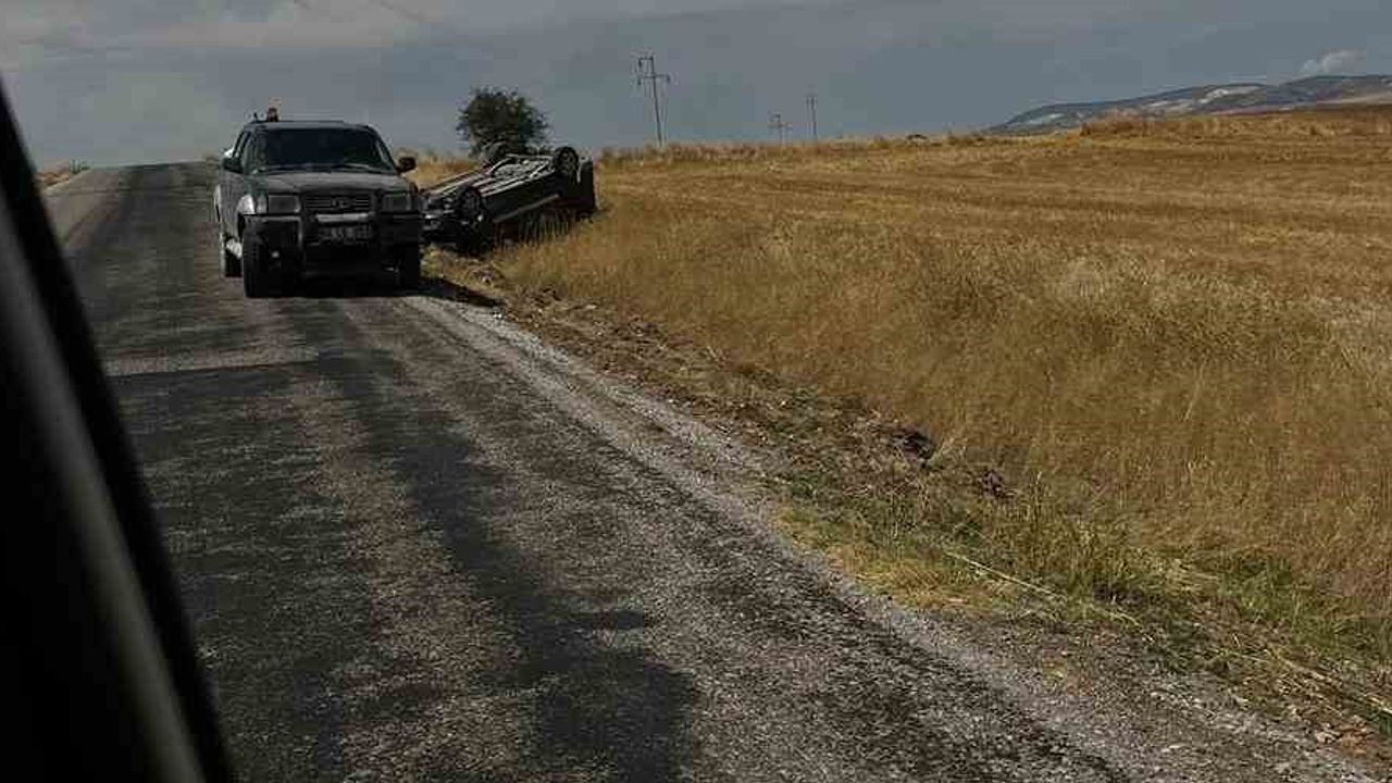 Sivrihisar'da direksiyon hakimiyetini yitiren otomobil takla atarak araziye devrildi