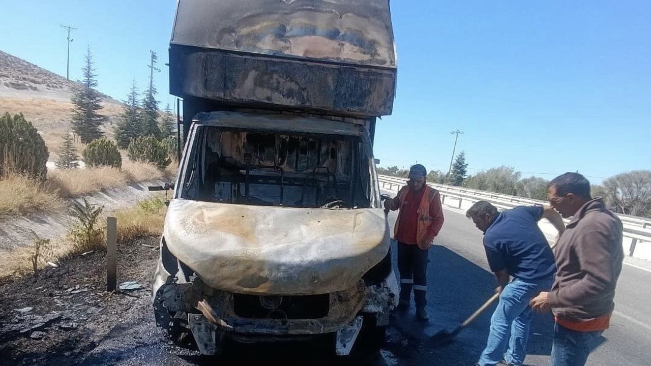 Sivrihisar'da şanzımandan yükselen duman kargo aracını küle çevirdi