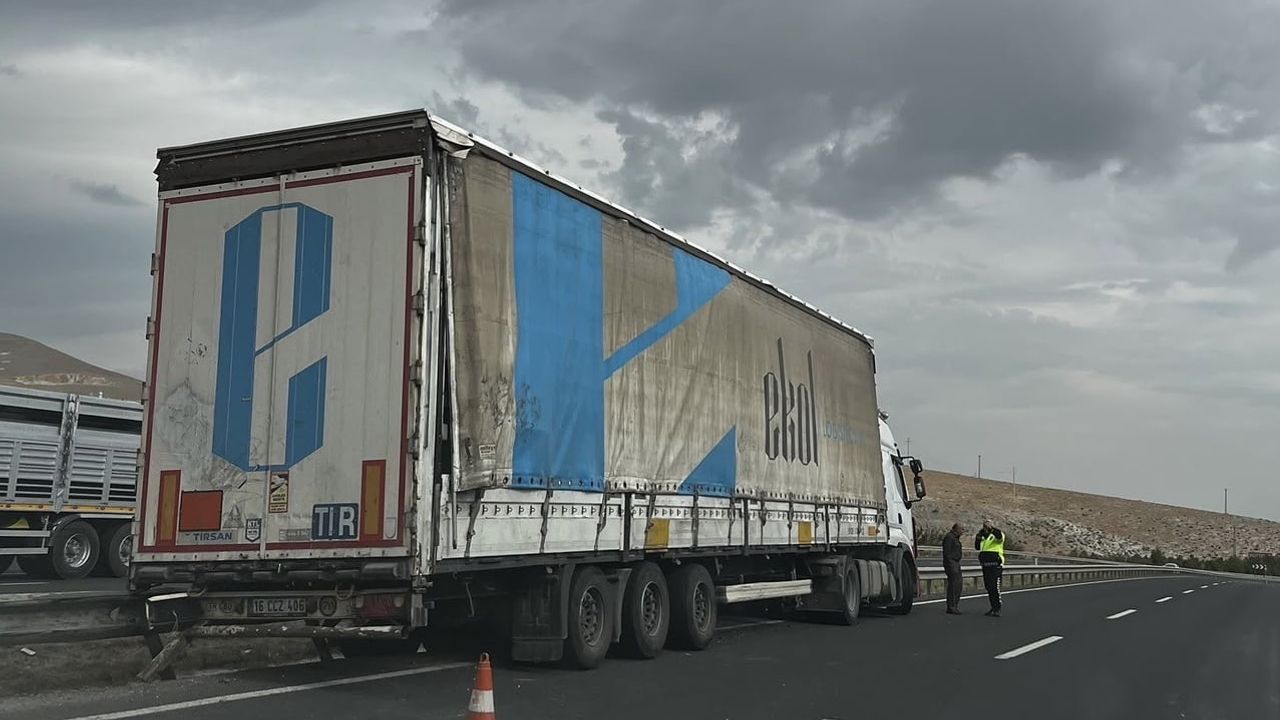 sivrihisar'da tır bariyerlere çarptı: can kaybı veya yaralanma yok
