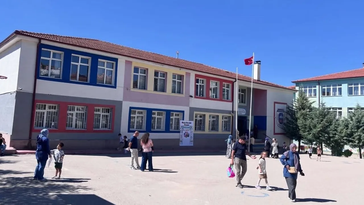 Sivrihisar'da uyum haftasıyla miniklerin okula merakı ve coşkusu