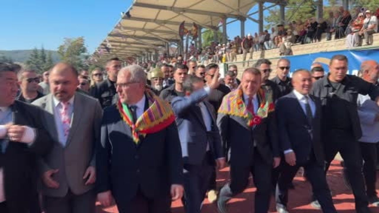 Söğüt şenliklerinde Akın Gürlek vatandaşları selamladı, protokolde bir el sıkışma dikkat çekti