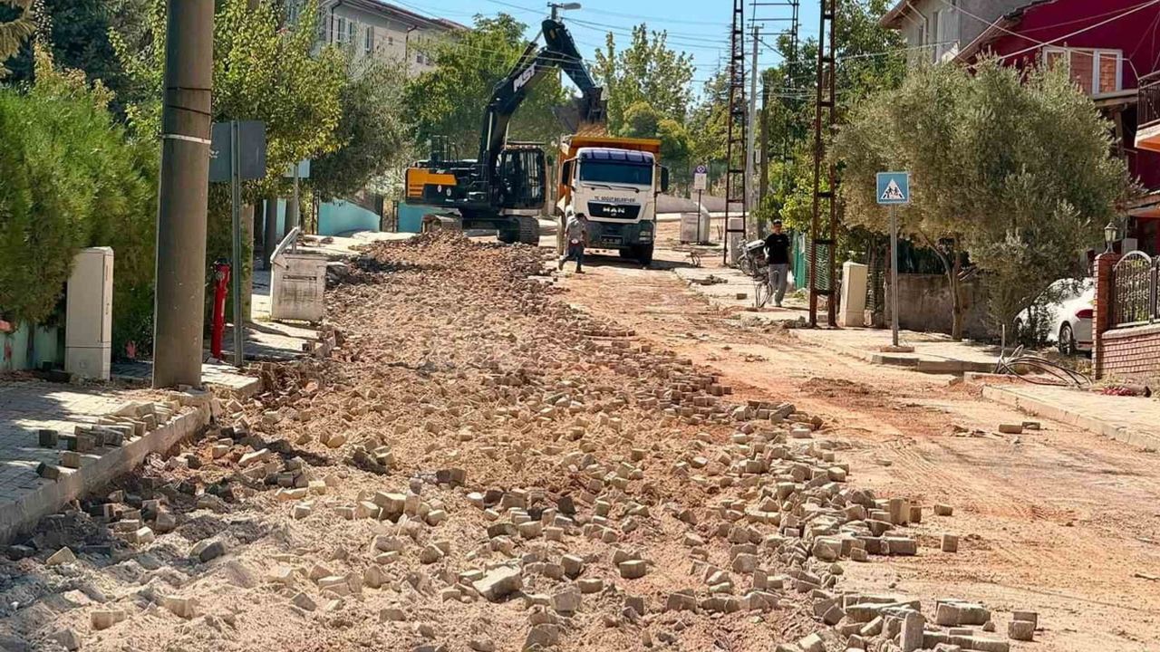 Söğüt'te Akçakoca Caddesi yenileniyor: sıcak asfalt çalışmaları başladı
