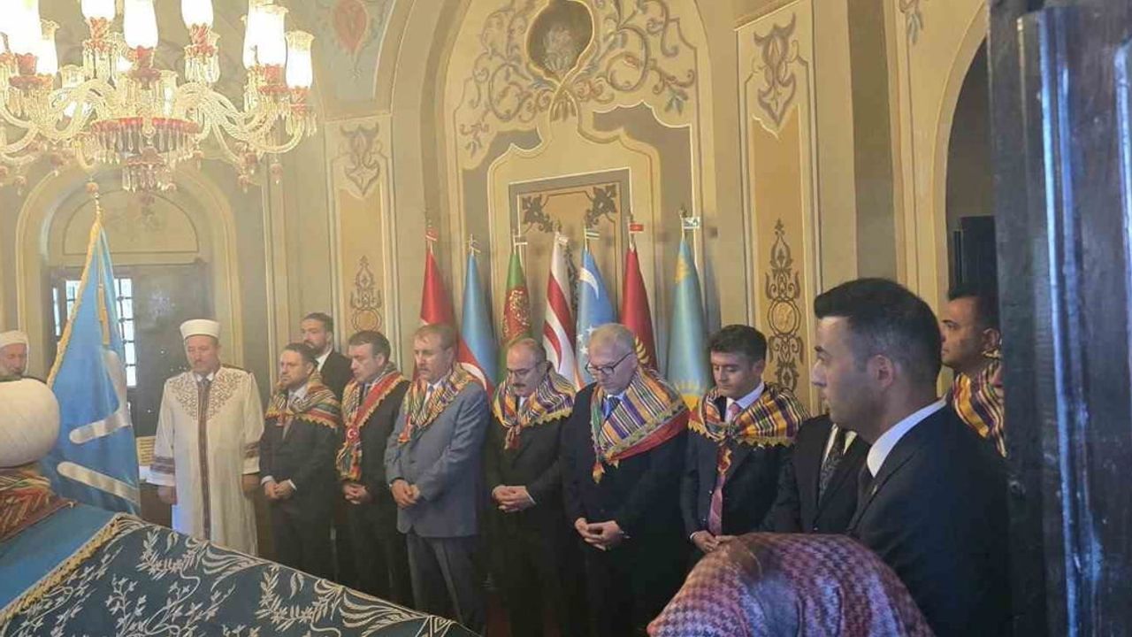 Söğüt'te anma töreninin sonunda türbede dua eden Adalet Bakanı Akın Gürlek
