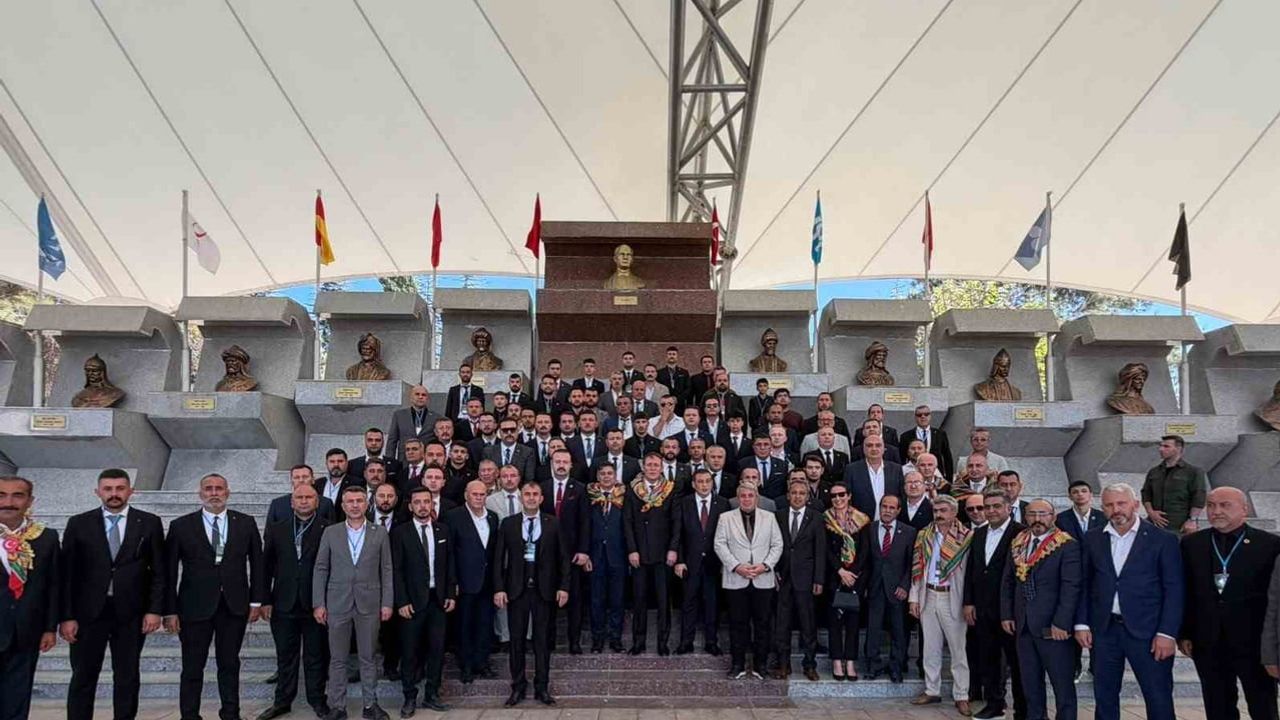 Söğüt'te çadırda öne çıkan bozkurtlar ve bağlılık sloganları