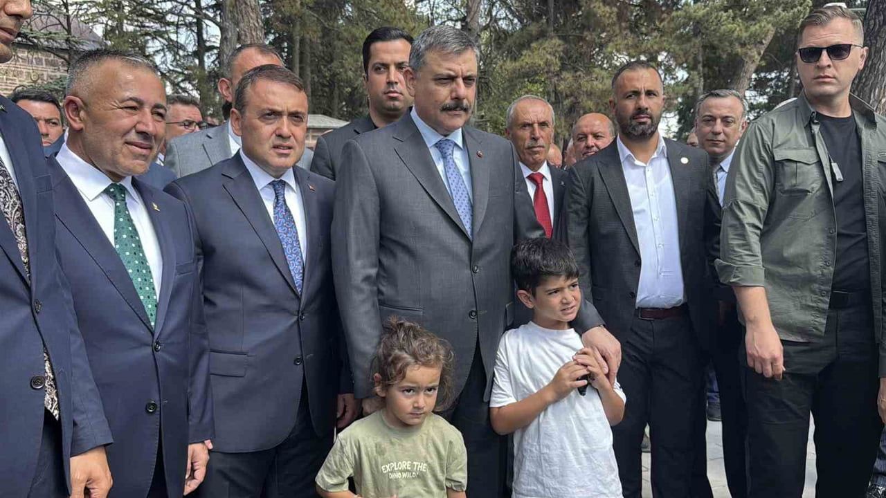 Söğüt'te türbede dua ve hediye: Mustafa Çiftçi hafız adayı öğrenciye bisiklet verdi