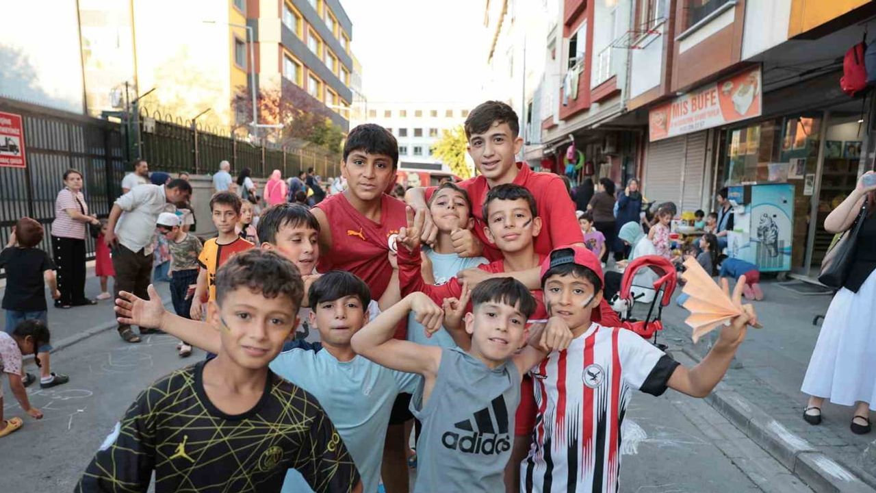 Sokak oyunlarıyla dolu yaz: Küçükçekmece'de Sokakta Oyun Var rüzgarı