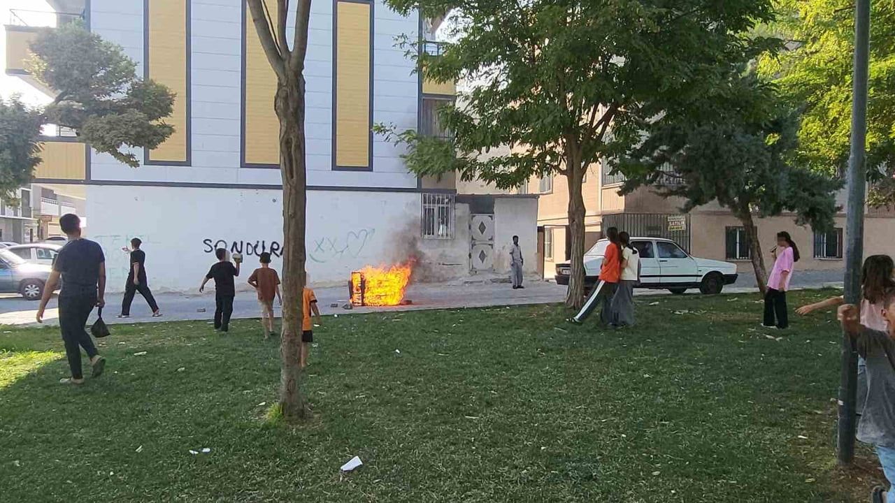 Sokakta koltuğu ateşe veren çocukların oyunu mahalleyi alarma geçirdi