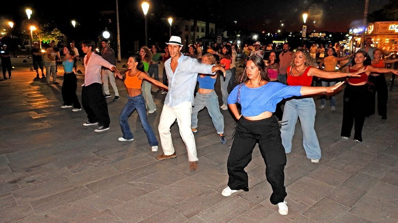 Sokakta sanat: İzmir Aşkına Derneği Çeşme'de iki kez sahne aldı